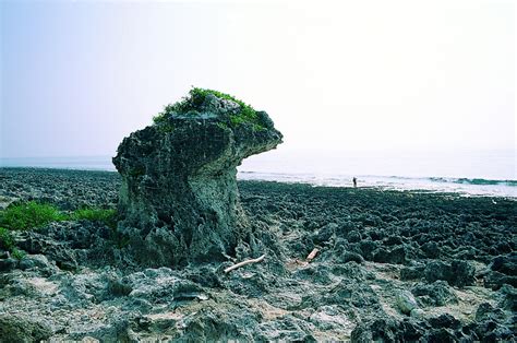 老鼠岩|【屏東小琉球】小琉球東南角奇特岩石探索：觀音石 老鼠岩 蟾蜍。